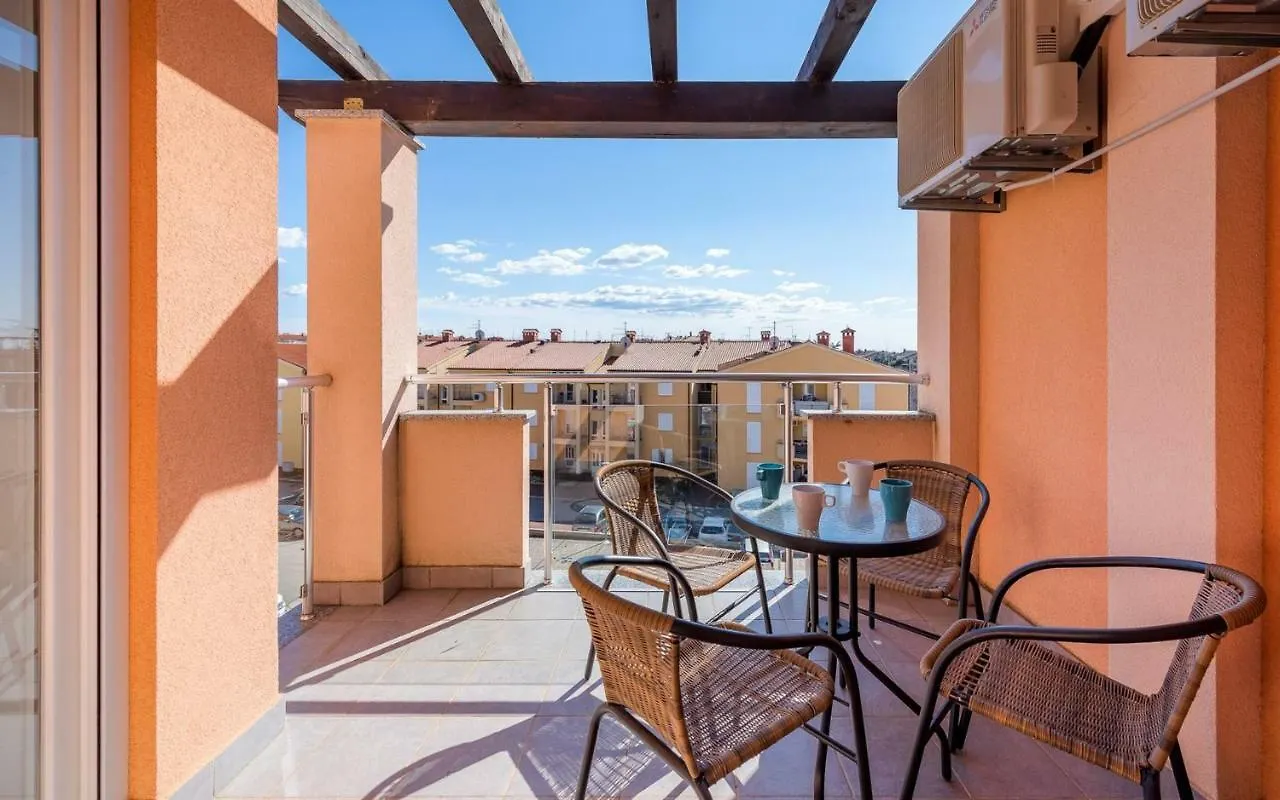Laura House With Apartment Umag